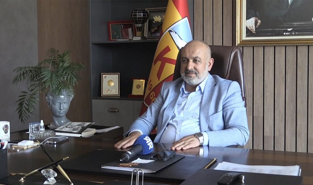 Kayserispor Başkanı Ali Çamlı, teknik direktör Burak Yılmaz'a destek vererek
