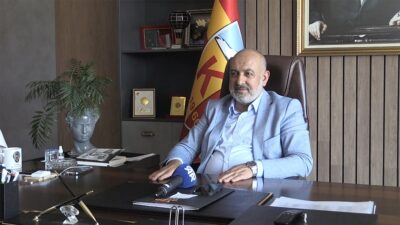 Kayserispor Başkanı Ali Çamlı, teknik direktör Burak Yılmaz'a destek vererek