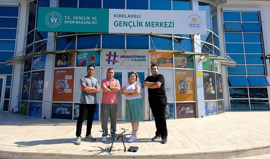 Kırklareli Gençlik Merkezi Deneyap Teknoloji Atölyesi'nin "Kod-Voltaj" takımı, geliştirdikleri deprem