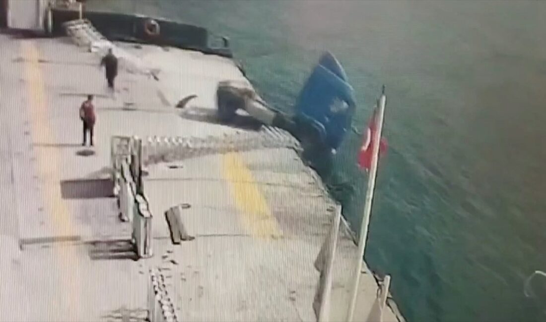 KOCAELİ (AA) – Kocaeli’de freni boşalan tırın denize düşmesi güvenlik