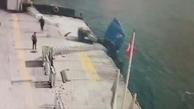 KOCAELİ (AA) – Kocaeli’de freni boşalan tırın denize düşmesi güvenlik