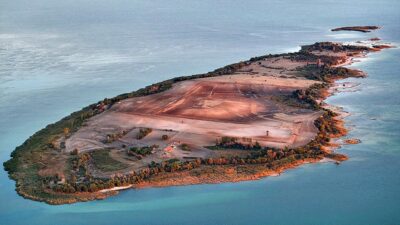 Türkiye'nin en büyük tatlı su gölü olan Beyşehir Gölü'ndeki ada,