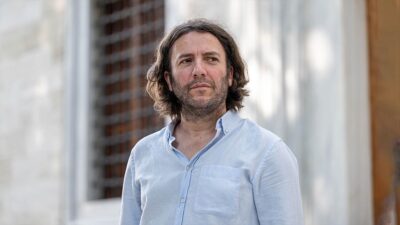 Birçok esere imza atan Kosovalı besteci ve şarkıcı Petrit Çarkaxhiu,