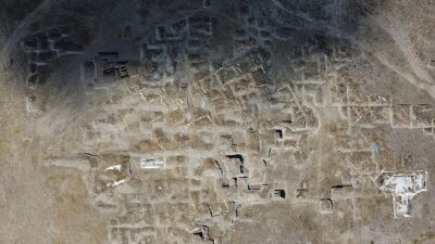 Eskişehir'in Seyitgazi ilçesindeki Küllüoba Höyüğü'nde evlerin ve içlerindeki ocak, kül