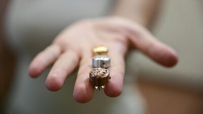 Duyma kaybına çözüm için tasarlanan "küpe" şeklindeki cihaz kullanıcılarını doğal