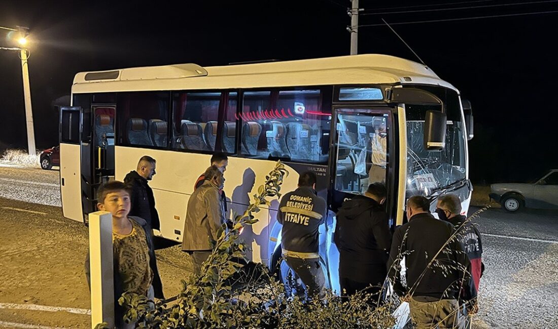 Kütahya'nın Domaniç ilçesinde işçileri taşıyan midibüs ile hafif ticari aracın