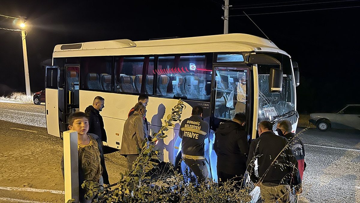 Kütahya'nın Domaniç ilçesinde işçileri taşıyan midibüs ile hafif ticari aracın