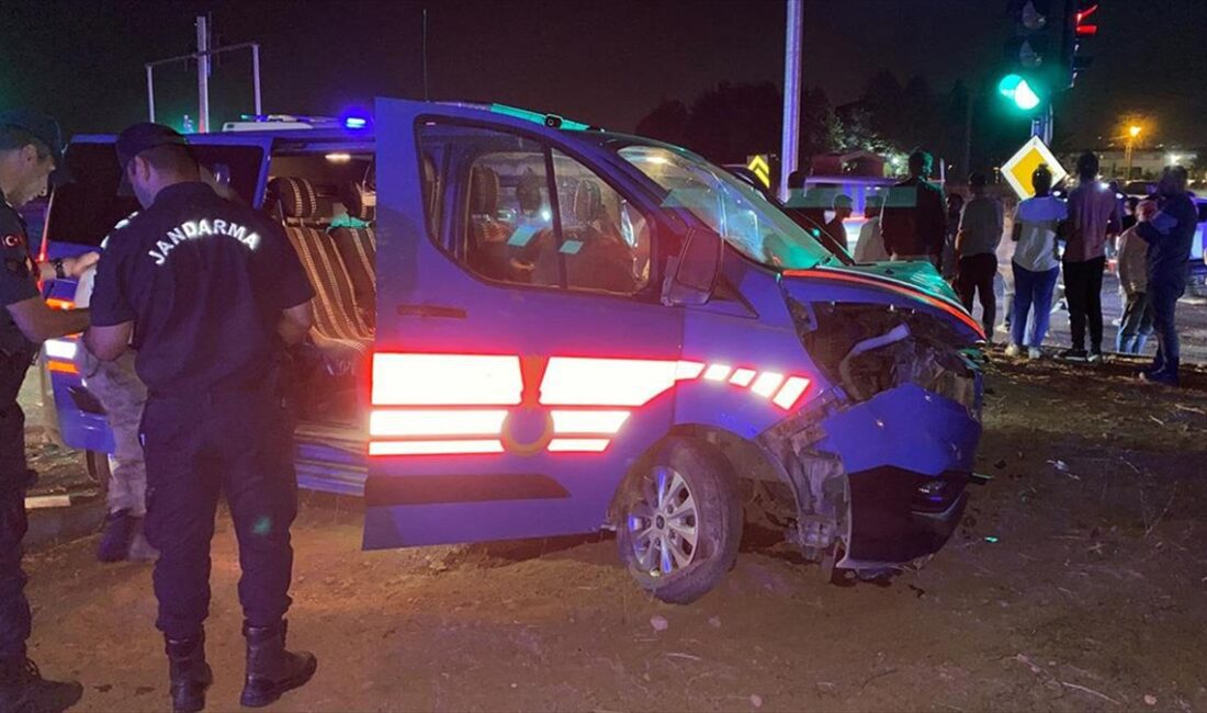 Malatya'da askeri araçla otomobilin çarpışması sonucu 5'i jandarma personeli 8
