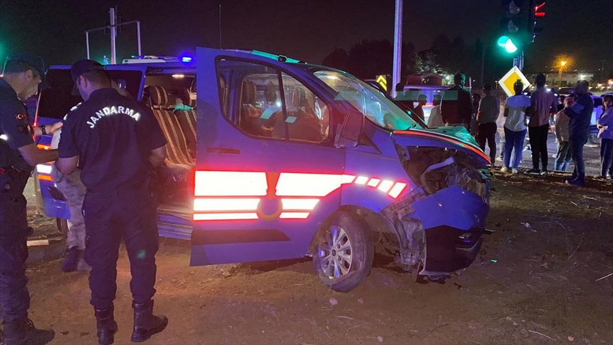 Malatya'da askeri araçla otomobilin çarpışması sonucu 5'i jandarma personeli 8