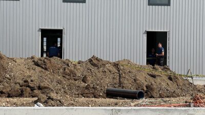 Manisa'da bir fabrikanın atık su altyapısı için yapılan kazı çalışmaları