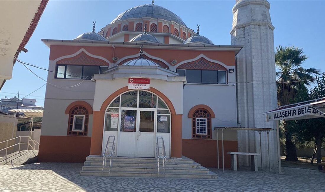 Manisa'nın Alaşehir ilçesinde namaz sırasında imama tabureyle saldıran kişi akıl