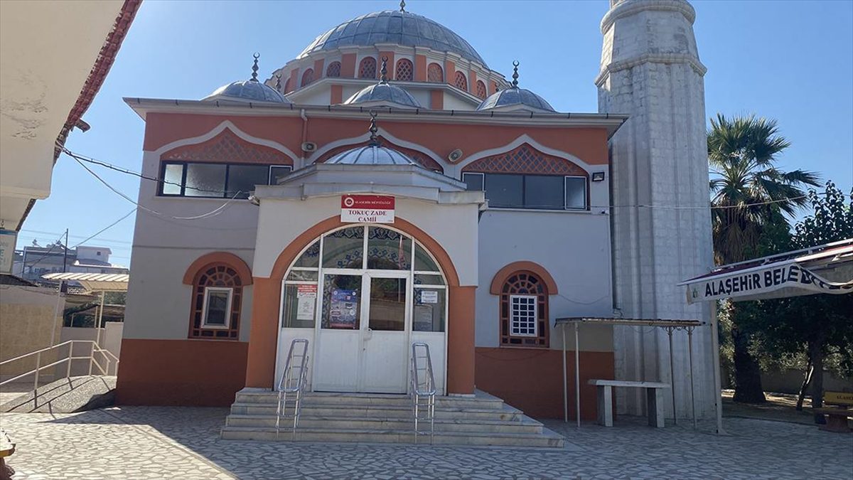 Manisa'nın Alaşehir ilçesinde namaz sırasında imama tabureyle saldıran kişi akıl
