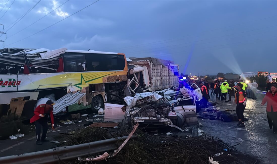 Mersin'de 13 kişinin hayatını kaybettiği, 34 kişinin yaralandığı zincirleme trafik