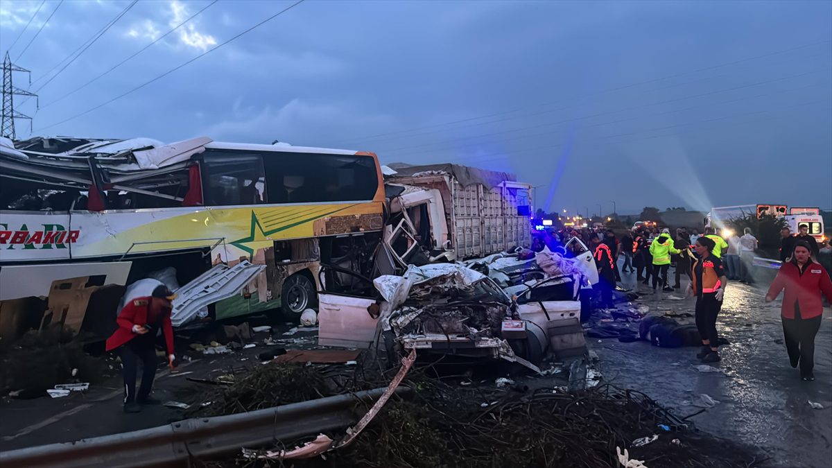 Mersin'de 13 kişinin hayatını kaybettiği, 34 kişinin yaralandığı zincirleme trafik