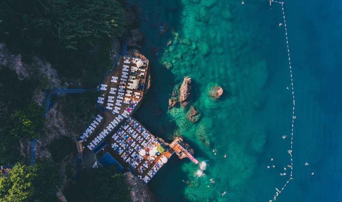 ANTALYA (AA) – Antalya'nın mavi bayraklı plajı İnciraltı, kent sakinlerine