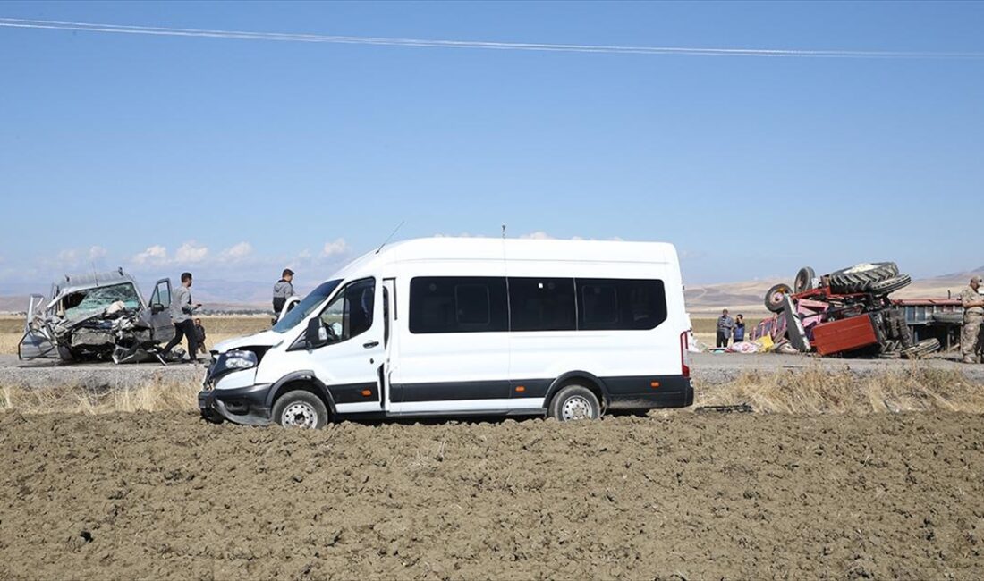 Muş'ta traktör, minibüs ve hafif ticari aracın karıştığı trafik kazasında