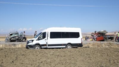 Muş'ta traktör, minibüs ve hafif ticari aracın karıştığı trafik kazasında