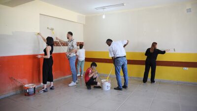 Van'ın Erciş ilçesine bağlı Süleyman mezrasında öğretmenler, velilerle omuz omuza