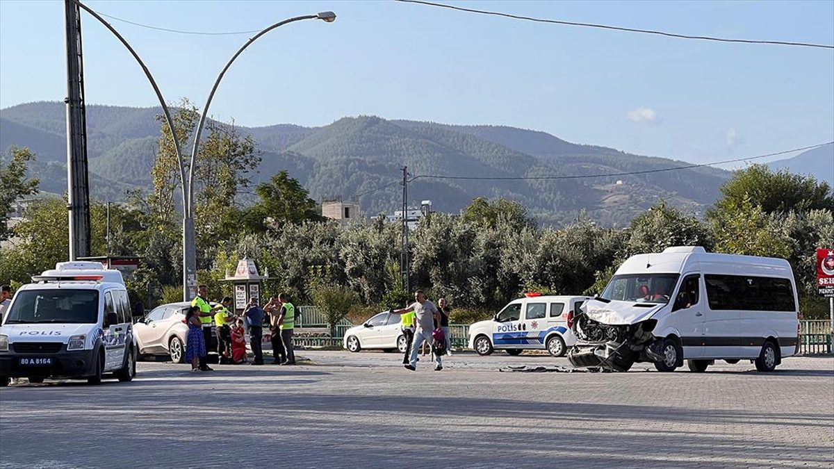 Osmaniye'nin Düziçi ilçesinde otomobille çarpışan okul servisindeki 8 öğrenci yaralandı.