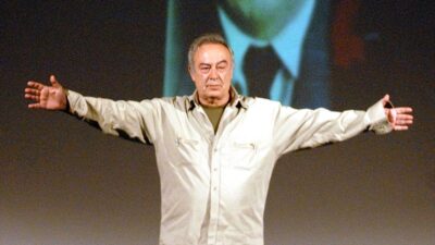 Almanya ve ABD'de tiyatro üzerine araştırmalar yapan Ulay, "Mahallenin Muhtarları",