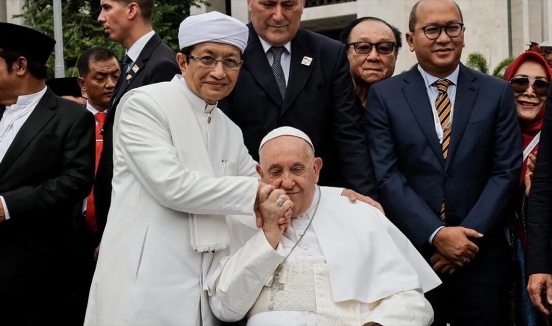 Katoliklerin ruhani lideri ve Vatikan Devlet Başkanı Papa Franciscus ile