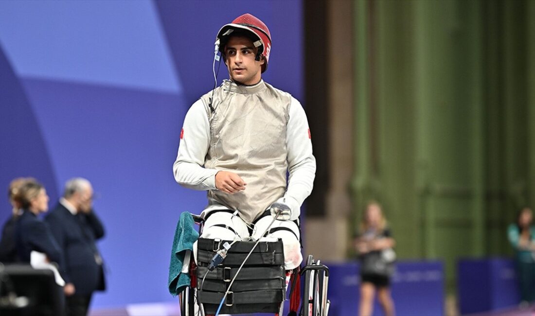 Paris 2024 Paralimpik Oyunları'nda tekerlekli sandalye eskrimde milli sporcu Hakan