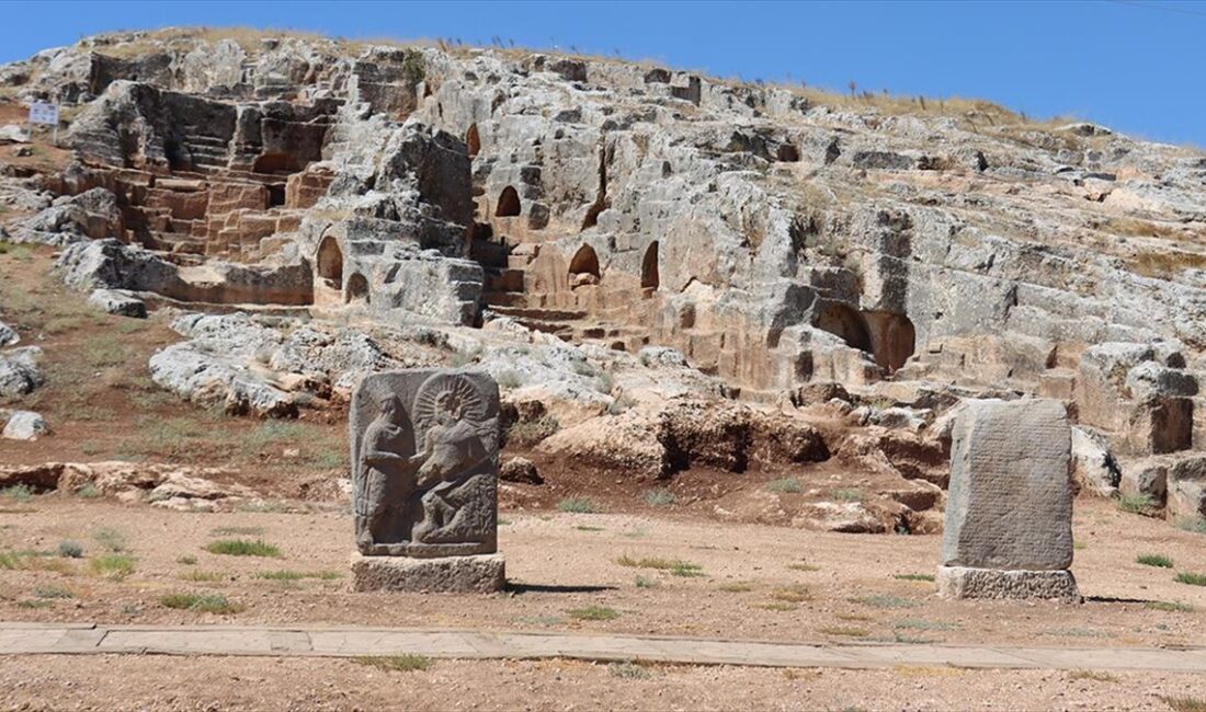 Restorasyon çalışmalarının ardından Adıyaman'daki Perre Antik Kenti'nde sergilenen tokalaşma anıtı