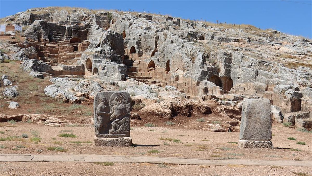 Restorasyon çalışmalarının ardından Adıyaman'daki Perre Antik Kenti'nde sergilenen tokalaşma anıtı