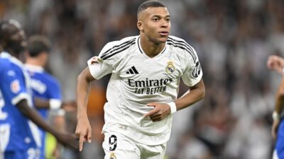 Real Madrid'de forma giyen Fransız forvet oyuncusu Kylian Mbappe sakatlandı.