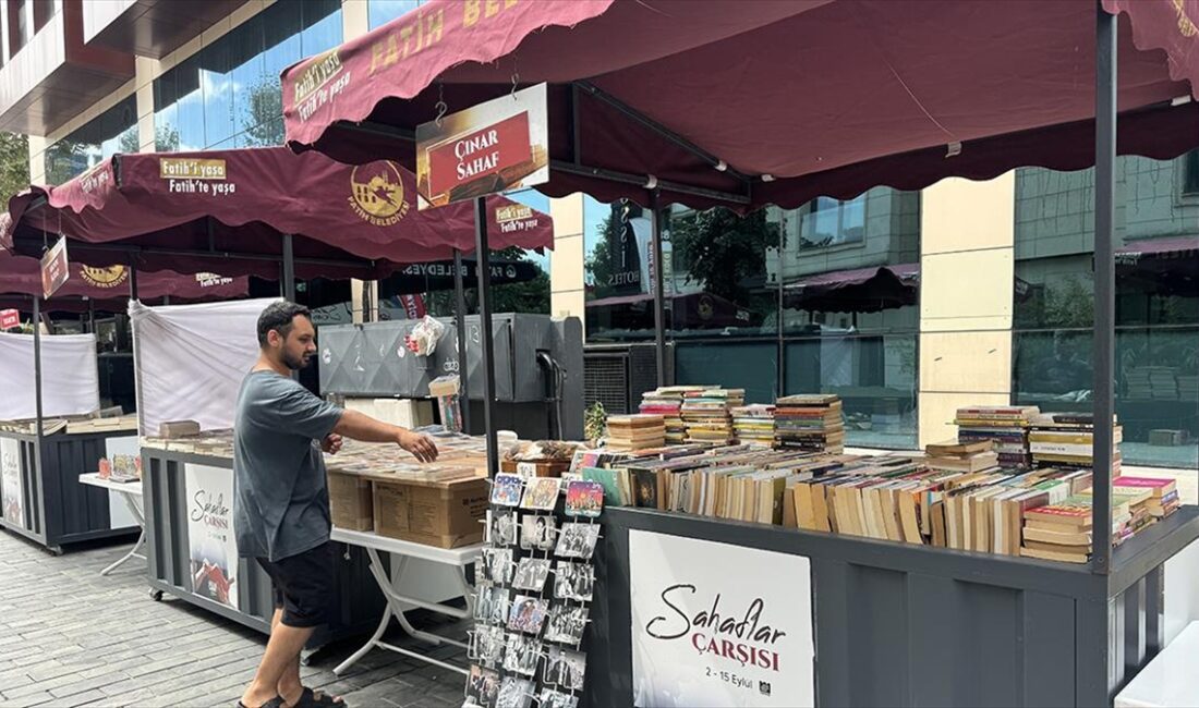 Fatih Belediyesi tarafından Sanat Sokağı'nda kurulan Sahaflar Çarşısı, kitap tutkunlarına