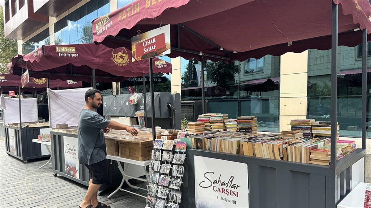 Fatih Belediyesi tarafından Sanat Sokağı'nda kurulan Sahaflar Çarşısı, kitap tutkunlarına