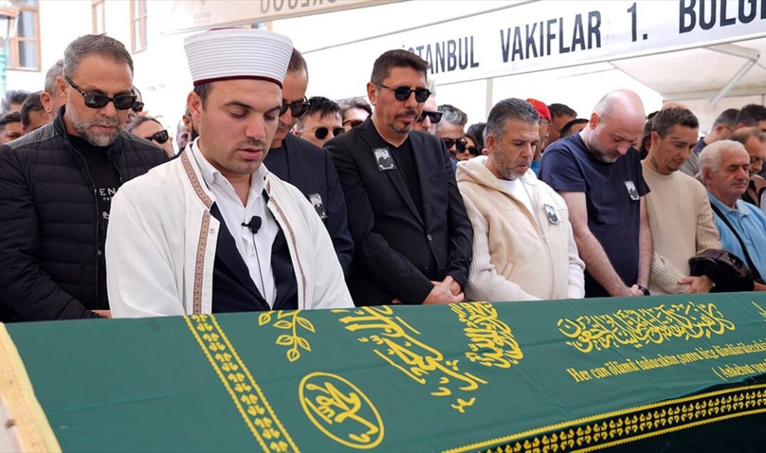 Kadıköy'de sahne aldığı otelde şarkı söylediği sırada fenalaşan ve kaldırıldığı