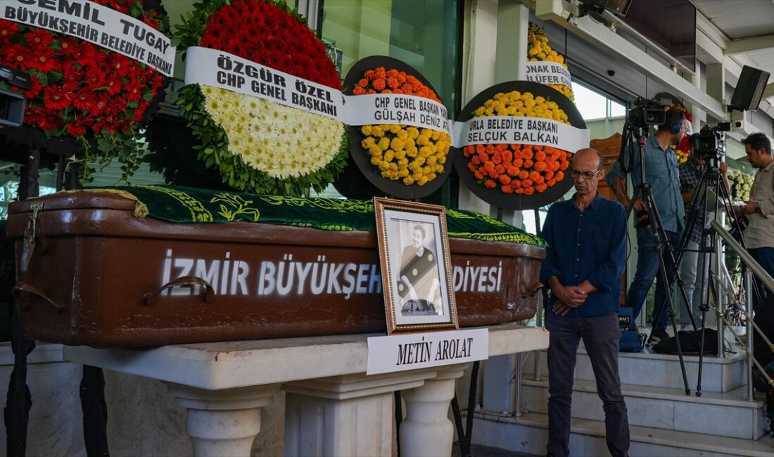 İstanbul'da yaşamını yitiren 52 yaşındaki Metin Arolat'ın cenazesi, İzmir'de toprağa