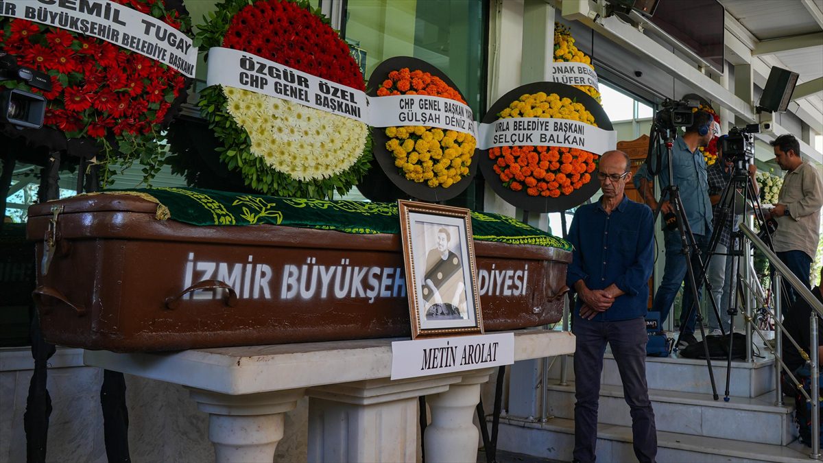 İstanbul'da yaşamını yitiren 52 yaşındaki Metin Arolat'ın cenazesi, İzmir'de toprağa