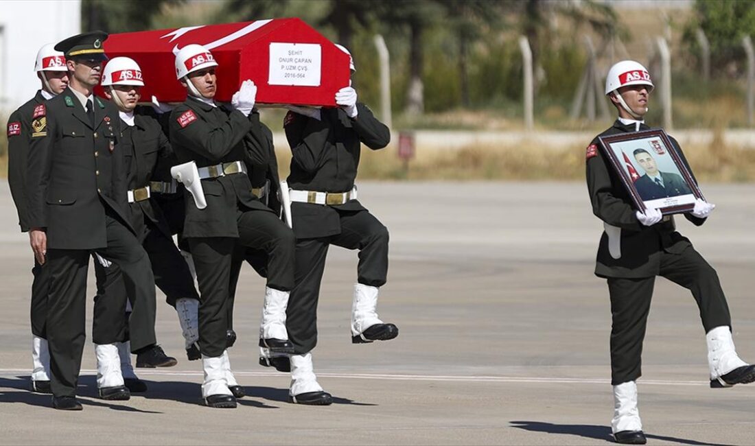 GAZIANTEP (AA) – Şehit Çapan’ın Türk bayrağına sarılı tabutu, Kilis’teki
