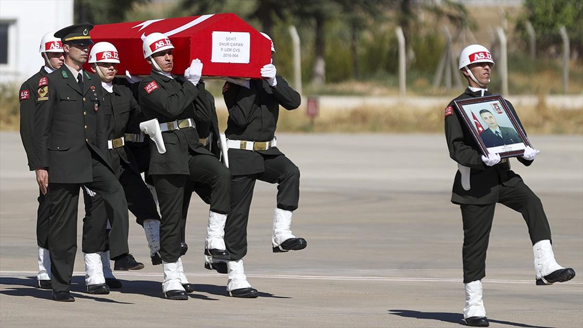 GAZIANTEP (AA) – Şehit Çapan’ın Türk bayrağına sarılı tabutu, Kilis’teki