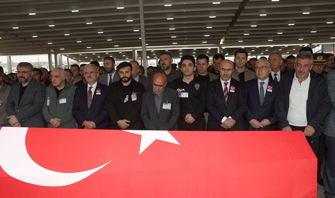 SIVAS (AA) – Şehit Yılmaz’ın Türk bayrağına sarılı naaşı, Ay