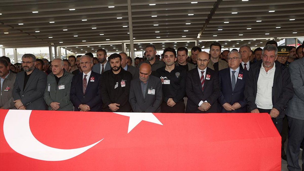 SIVAS (AA) – Şehit Yılmaz’ın Türk bayrağına sarılı naaşı, Ay