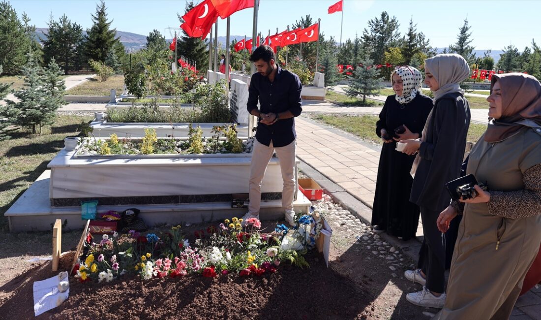 SIVAS (AA) – Yılmaz’ın şehitlikte bulunan kabri ziyaretçi akınına uğradı.