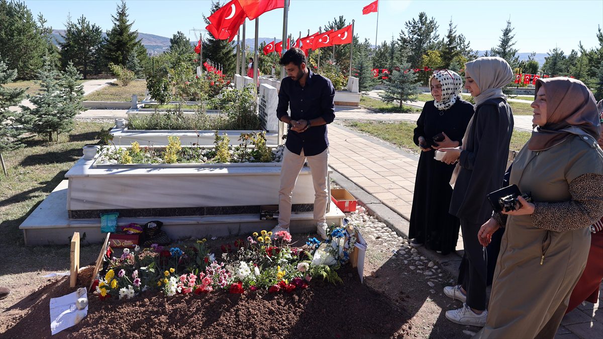 SIVAS (AA) – Yılmaz’ın şehitlikte bulunan kabri ziyaretçi akınına uğradı.