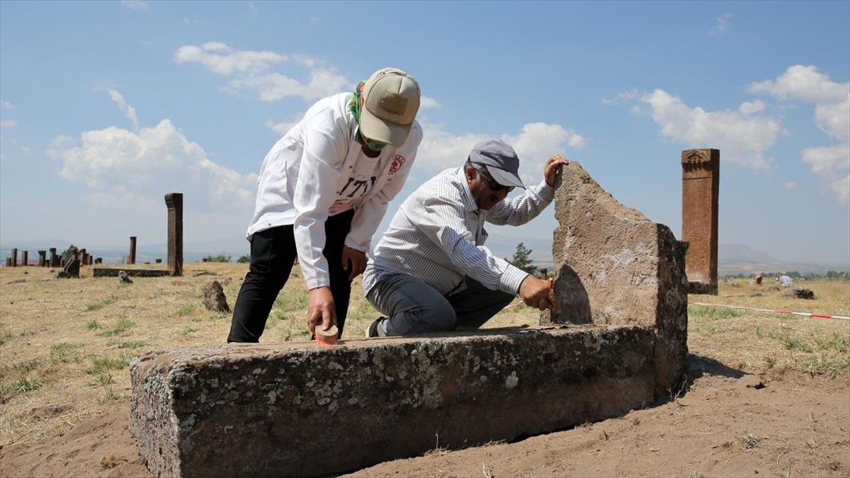 Bitlis'in Ahlat ilçesindeki Selçuklu Meydan Mezarlığı'nda yürütülen kazılarda, 1. Dünya