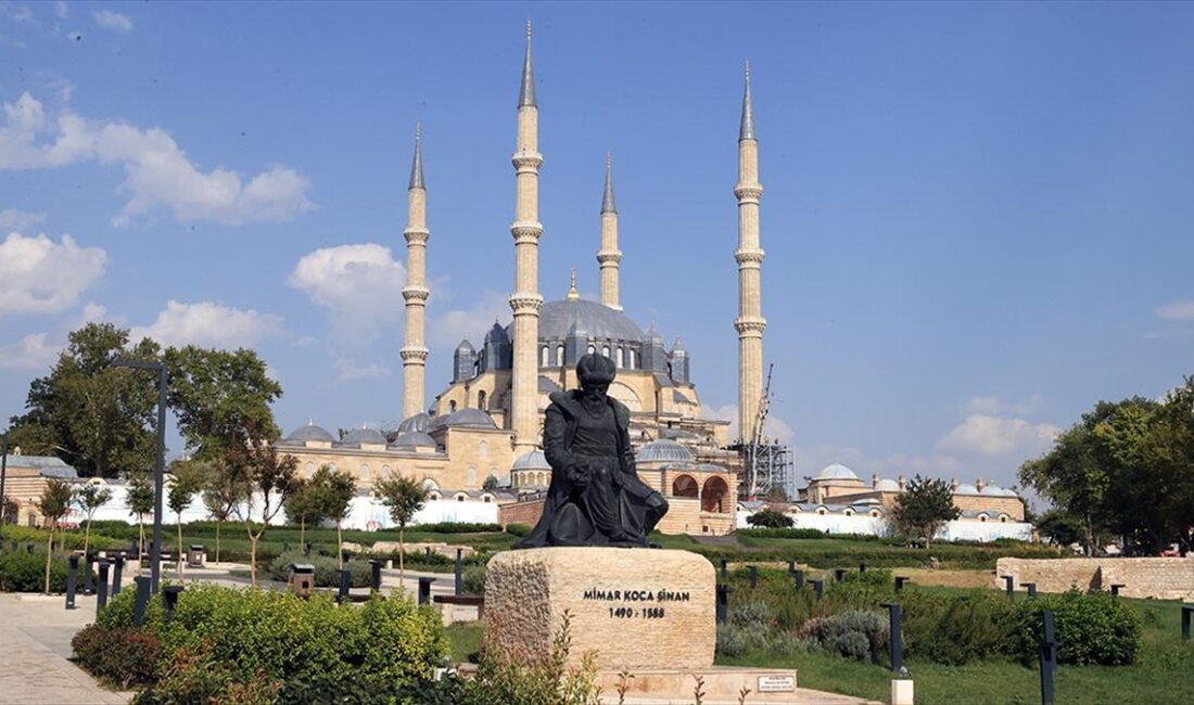 Selimiye Camisinde devam eden restorasyon kapsamında camideki kurşun yenileme, taş