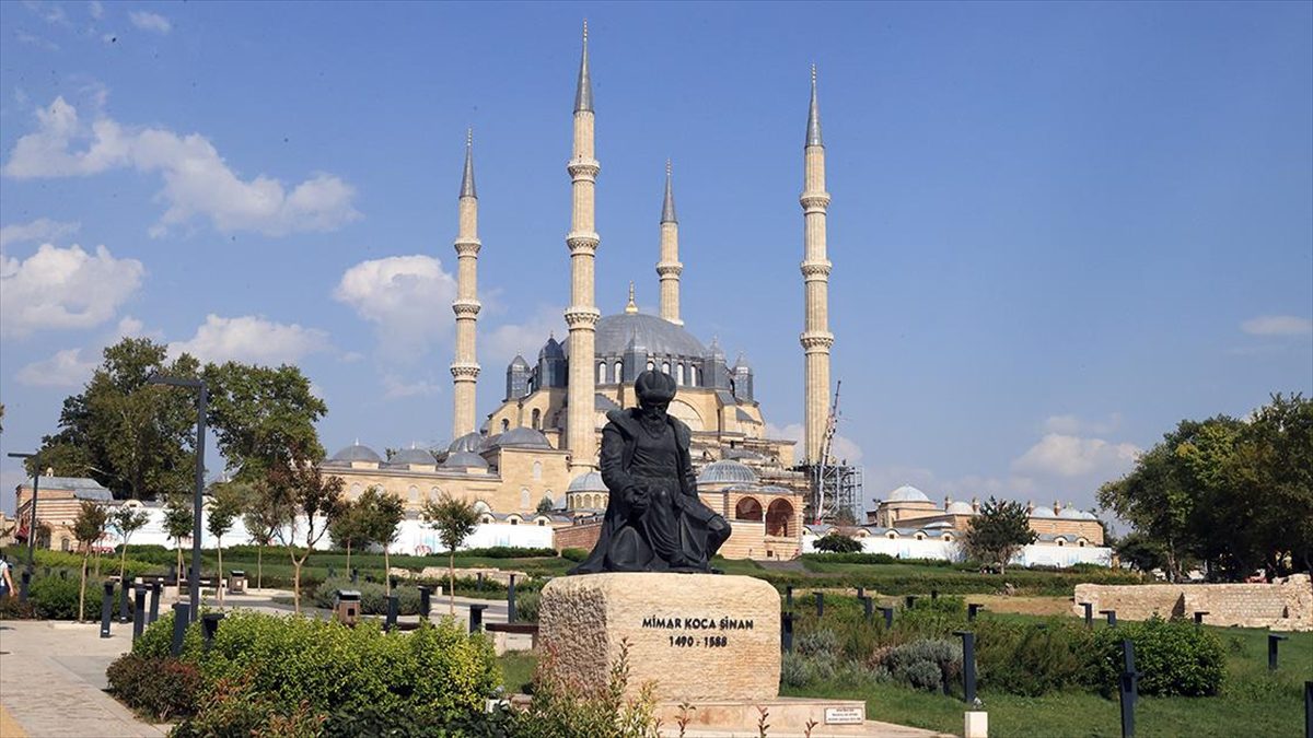 Selimiye Camisinde devam eden restorasyon kapsamında camideki kurşun yenileme, taş