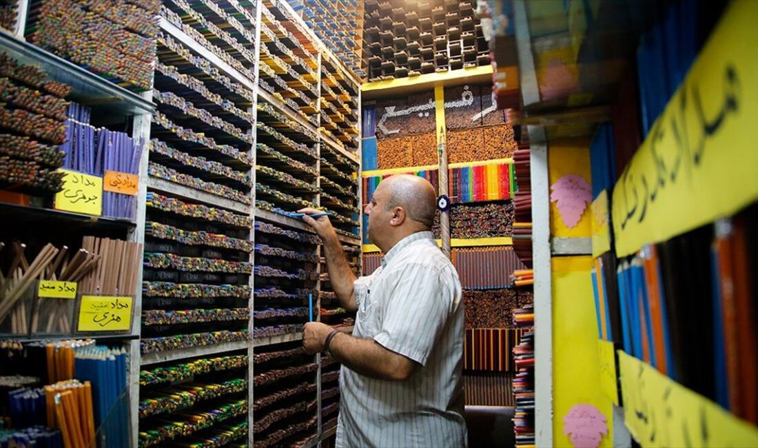 Dükkanda, zeminden tavana kadar uzanan raflarda, her biri farklı bir
