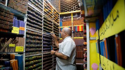 Dükkanda, zeminden tavana kadar uzanan raflarda, her biri farklı bir