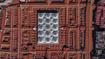 Dünyanın en büyük ve en eski kapalı çarşılarından biri olan