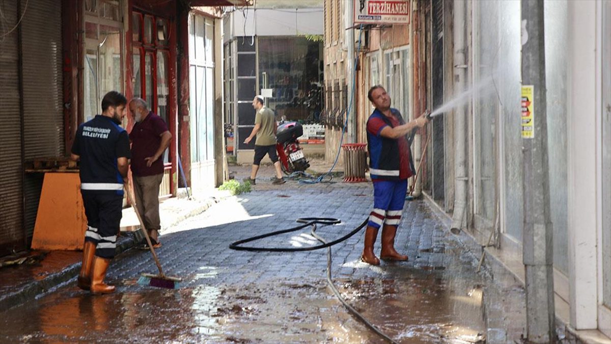 Trabzon'da dün akşam saatlerinde etkili olan sağanağın ardından taşkın ve