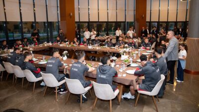 Türkiye Futbol Federasyonu (TFF) Başkanı İbrahim Hacıosmanoğlu, ay-yıldızlı futbolcularla yemekte
