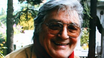 Ömrünü tiyatroya adayan oyuncu, yönetmen, eğitmen ve araştırmacı Beklan Algan'ın