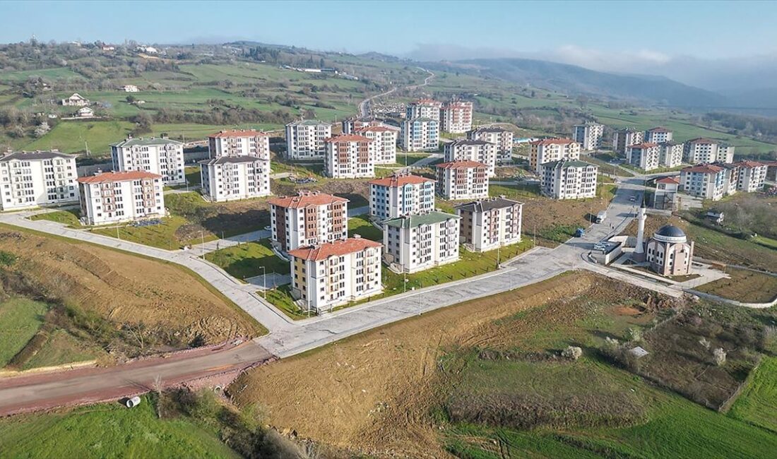 Çevre, Şehircilik ve İklim Değişikliği Bakanı Murat Kurum, TOKİ güvencesiyle